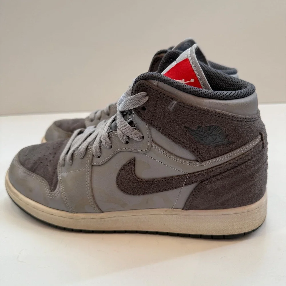 Air Jordan 1 Mid SE GS Grey Dark Smoke Grey Sneakers Kids‎ Youth Size 7